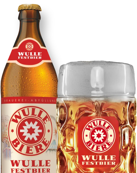 Eine leicht beschlagene Flasche Wulle Bier neben einem gefüllten Maßkrug Wulle Bier.